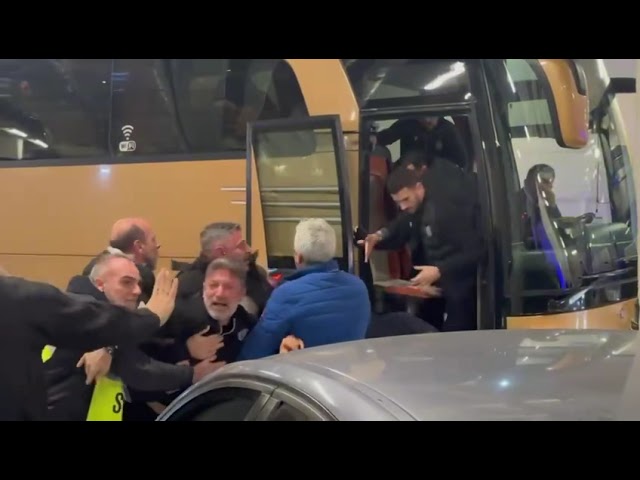 Răzvan Lucescu a căzut din autocar! Imagini incredibile, după derby-ul cu scandal pierdut de PAOK cu AEK @Antena Sport