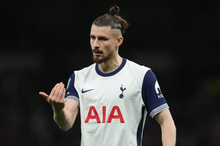 Fanii lui Tottenham s-au năpustit asupra lui Radu Drăgușin, după ce Liverpool a dat 6 goluri echipei lui Postecoglou: „Ce a mai scris agentul lui?” Prosport” „prefix”:”@ 