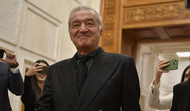 Palatul lui Gigi Becali a fost luat cu asalt. Cu două zile înainte de Crăciun, miliardarul s-a trezit cu ei la porțile vilei pe care vrea 25.000.000 de euro Prosport” „prefix”:”@ 