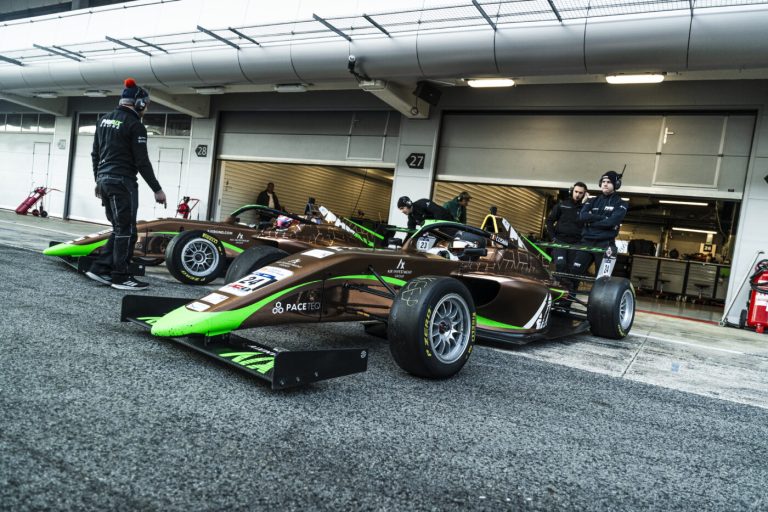 Premieră în sportul românesc cu 4 roți! Cine e bucureșteanul care va rula în Formula 4 pentru nemții de la PHM Racing. SPECIAL Prosport” „prefix”:”@ 