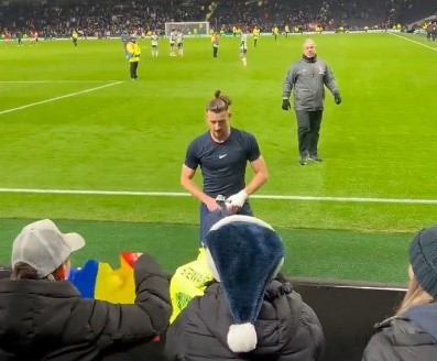 Radu Drăguşin e un milionar din Premier League, dar mai presus de toate e om! Gestul din suflet pe care l-a făcut după meciul cu Manchester United, când a văzut un copil cu steagul României Prosport” „prefix”:”@ 