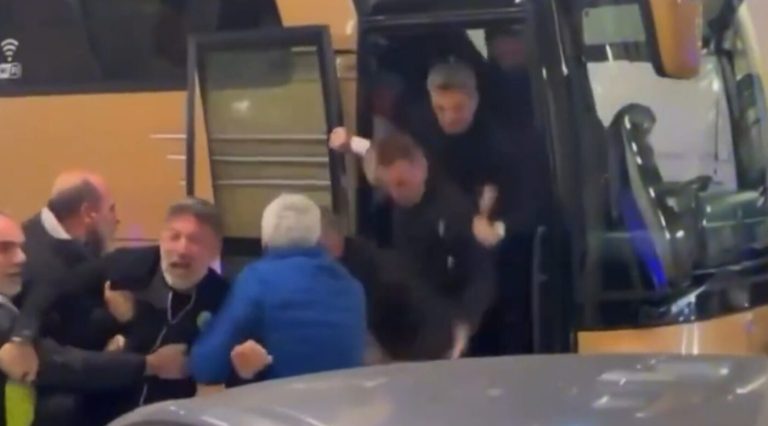 Răzvan Lucescu a căzut pe scări, după ce a fost prins într-o încăierare generală! Imagini șocante cu antrenorul lui PAOK Prosport” „prefix”:”@ 