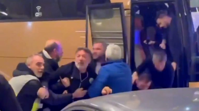 Dezastru în Grecia după AEK – PAOK! Răzvan Lucescu a fost „avariat” din cauza bătăii dintre forțele de ordine și ultrași! De la ce a pornit totul. Foto+Video Fanatik.ro” „prefix”:”@ 