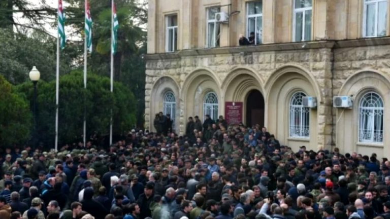 Deputat ucis cu focuri de armă. Incident grav în parlamentul din Abhazia, un alt politician a a fost rănit în schimbul de focuri Fanatik.ro” „prefix”:”@ 