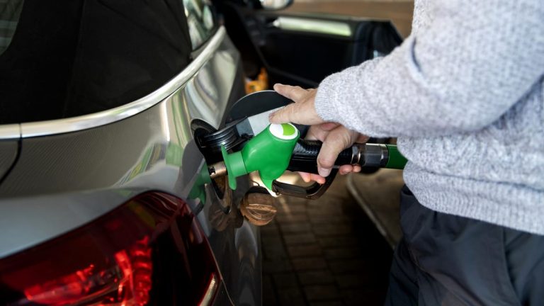 Vești proaste pentru șoferi. Benzina și motorina se scumpesc de la 1 ianuarie 2025. Cu cât vor plăti mai mult pe carburant Fanatik.ro” „prefix”:”@ 