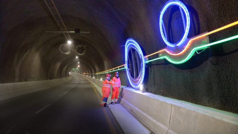 Acesta va fi cel mai lung și mai adânc tunel din lume. Se întinde pe 27 de kilometri și va ajunge la o adâncime de 400 de metri Fanatik.ro” „prefix”:”@ 