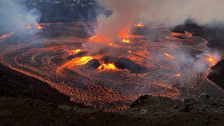 Video. A erupt din nou Kilauea, unul dintre cei mai activi vulcani din lume. Coloane de lavă de 80 de metri înălțime Fanatik.ro” „prefix”:”@ 