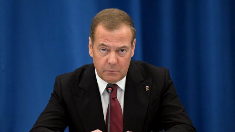 Dmitri Medvedev, noi declarații scandaloase: ”Europa trebuie pedepsită prin toate mijloacele”. Le cere imigranților să comită ”atrocități” Fanatik.ro” „prefix”:”@ 