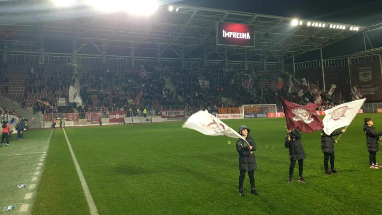 Protest în startul meciului Rapid – CFR Cluj! Galeria a afișat un banner controversat: „Demisia, demisia!”. Video Fanatik.ro” „prefix”:”@ 