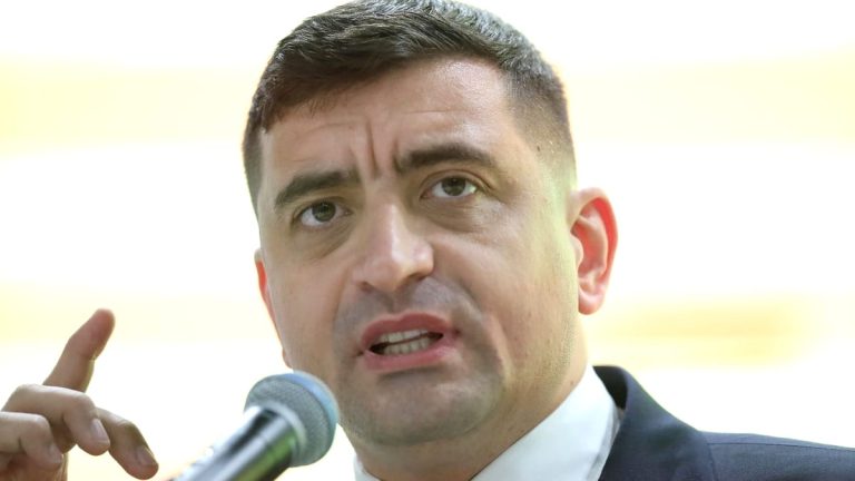 Circ la poarta Palatului Cotroceni. Simion a adus o dubă pentru Iohannis: „O puteţi vedea: pentru mutări, relocări, debarasări” Fanatik.ro” „prefix”:”@ 