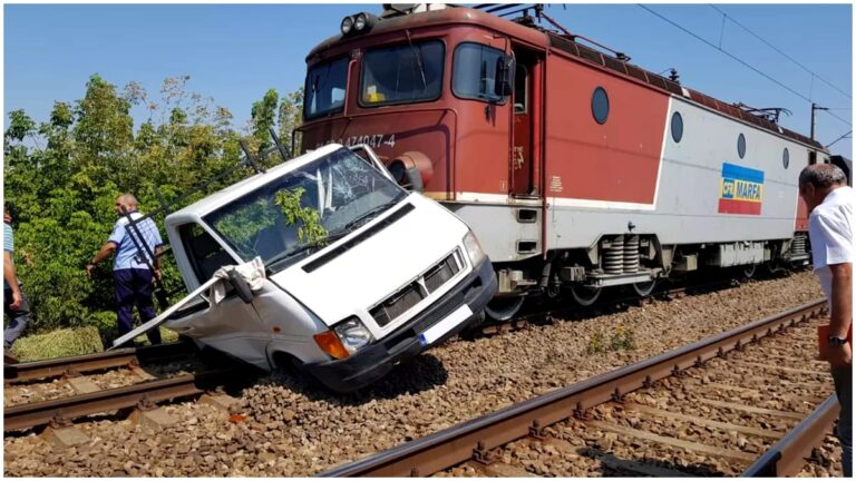 Accident feroviar grav, cu patru răniți, în Neamț. O mașină a fost lovită în plin de tren Fanatik.ro” „prefix”:”@ 