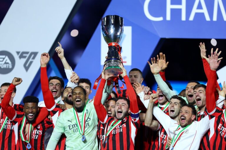 AC Milan este Supercampioana Italiei! Imaginile bucuriei de la ceremonia de premiere (Stiri @ Sport.ro)