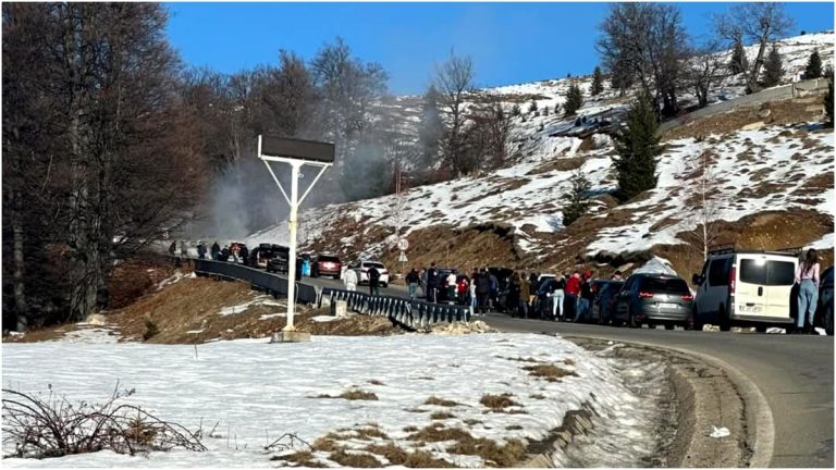 O mașină a luat foc în mers la intrarea în localitatea Rânca. Traficul, îngreunat Fanatik.ro” „prefix”:”@ 