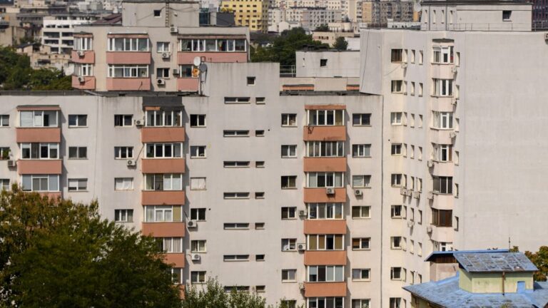 Noi reguli pentru românii care locuiesc la bloc. Ce trebuie să facă înainte să-și închidă balconul apartamentului Fanatik.ro” „prefix”:”@ 