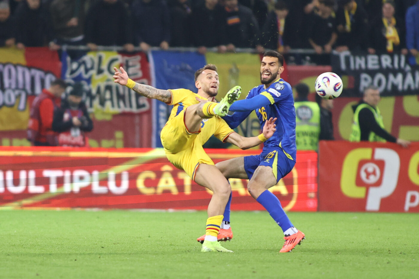 Doi fotbaliști au fost convocați de urgență înaintea meciului decisiv Bosnia – România