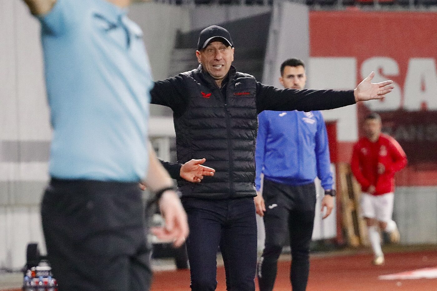 Scandal monstru: Ilyeș s-a dus peste arbitra Iuliana Demetrescu la pauza meciului Dinamo – Csikszereda! Cine a salvat-o de reproșurile antrenorului (Prosport" "prefix":"@ )